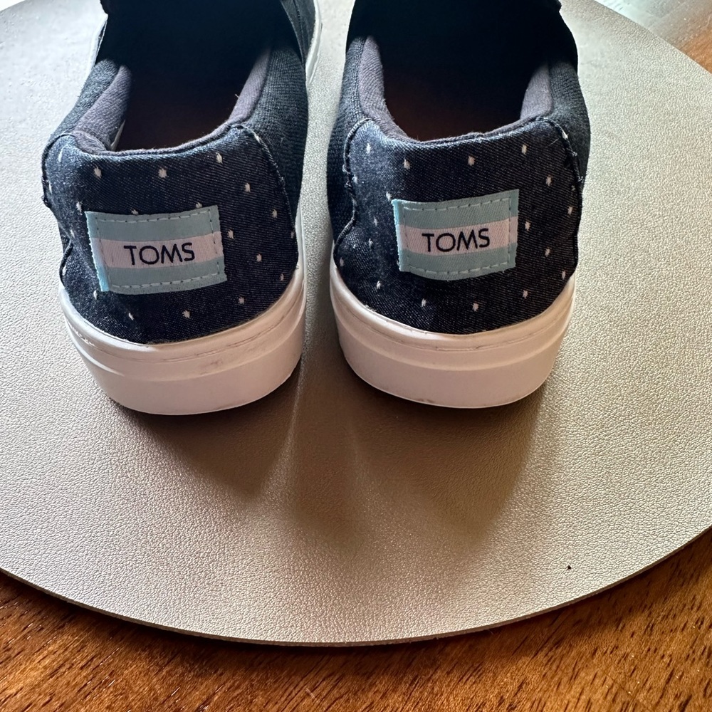 Tom’s shoe
